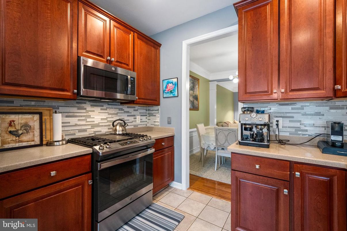 Dining room, Interior, Kitchen, Stainless Steel Appliances, Wood Texture Flooring