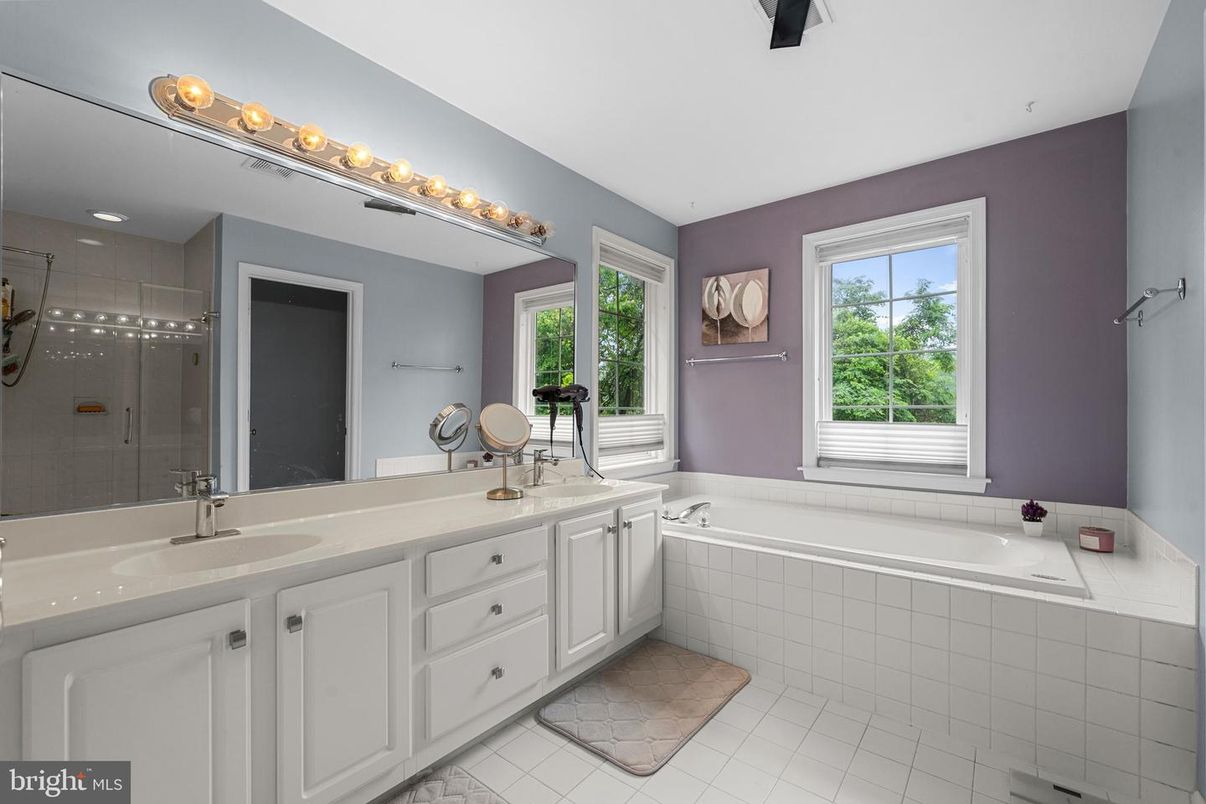 Bathroom, Dual Sink Vanities, Interior, Recessed Lighting