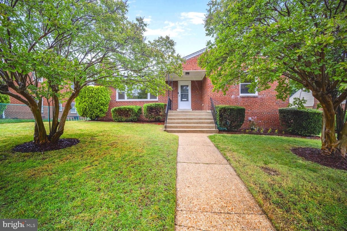 Backyard, Exterior, Facade, Brick Facade, None