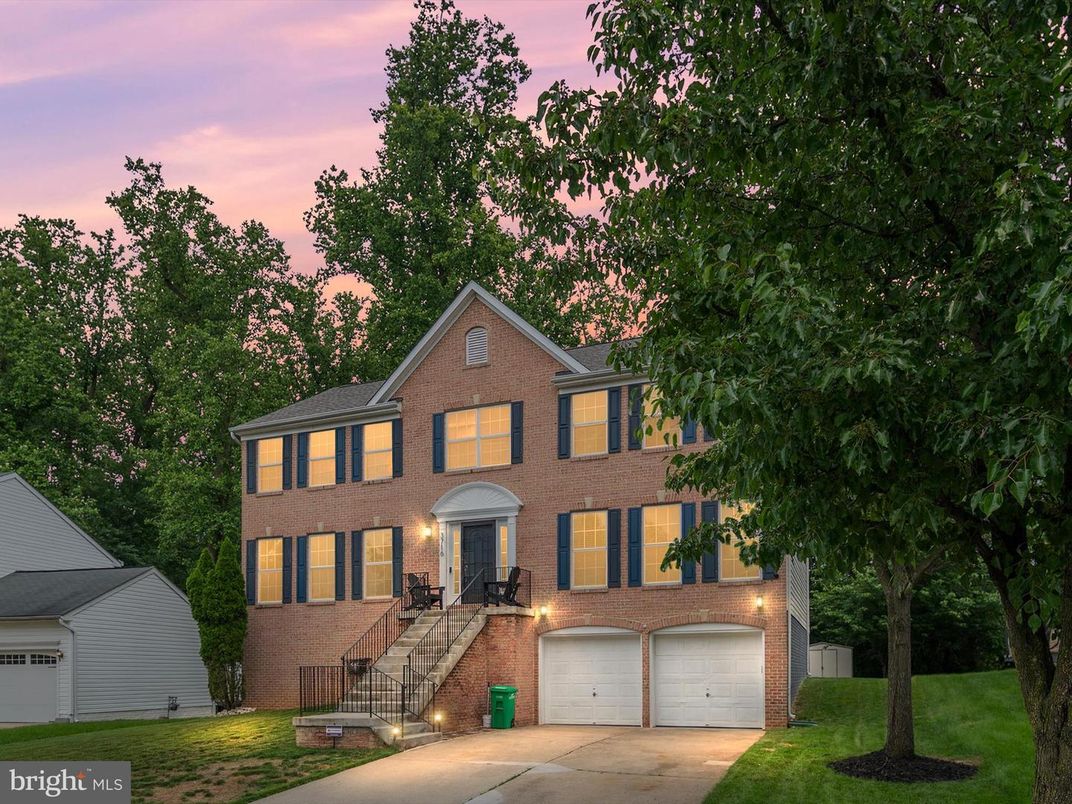Attached, Exterior, Facade, Brick Facade, Georgian