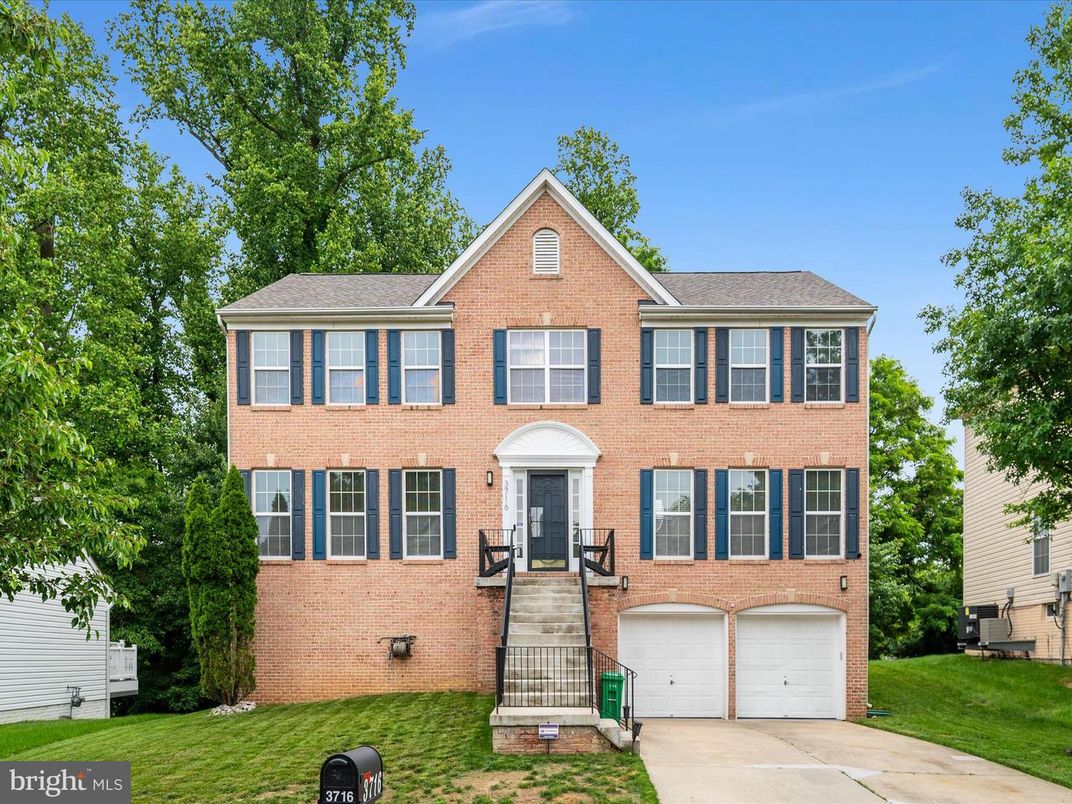 Attached, Exterior, Facade, Brick Facade, Georgian