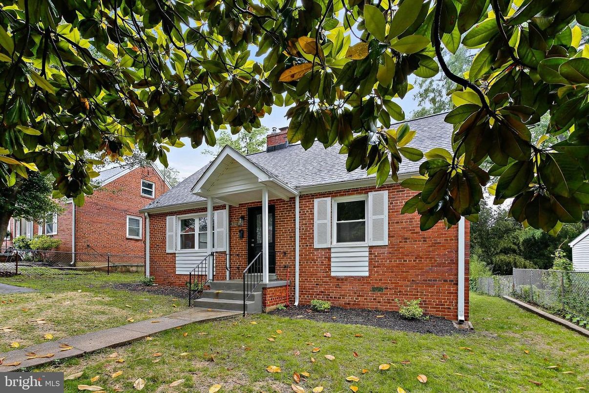 Exterior, Facade, Brick Facade, Cape Cod