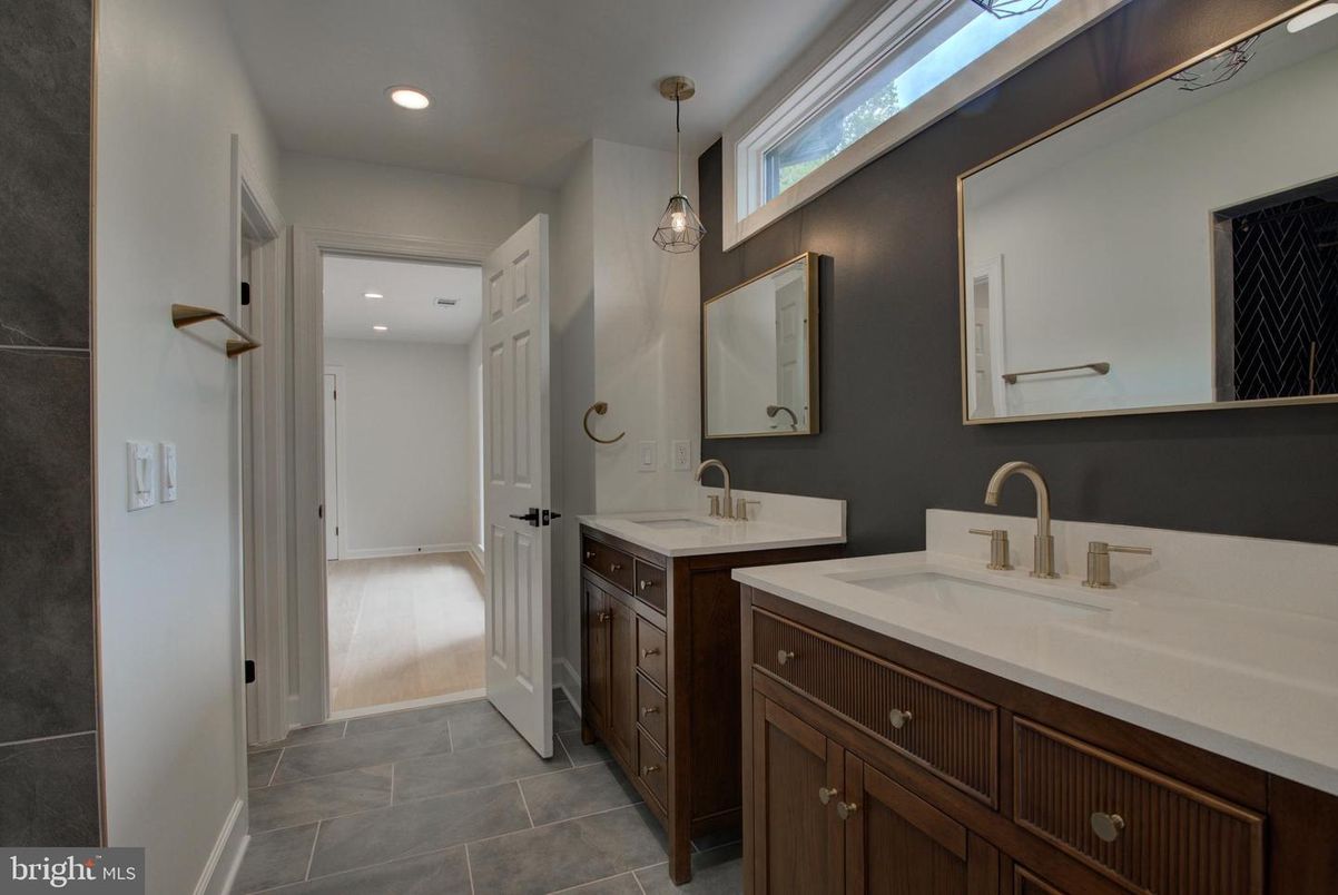 Bathroom, Dual Sink Vanities, Interior, Pendant Lights, Recessed Lighting