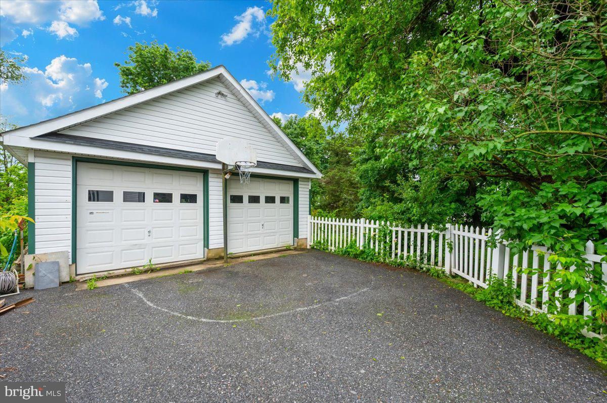 Detached Garage, Exterior