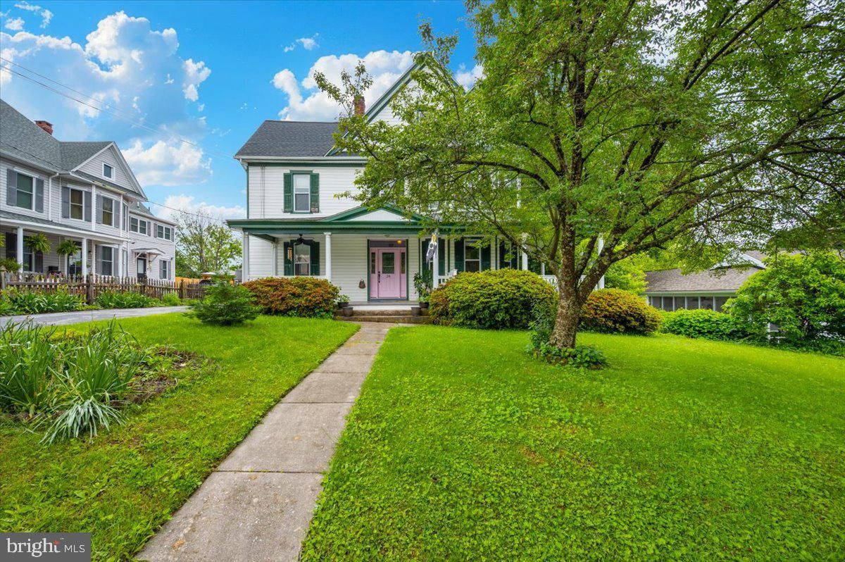 Backyard, Exterior, Facade, Queen Anne Victorian