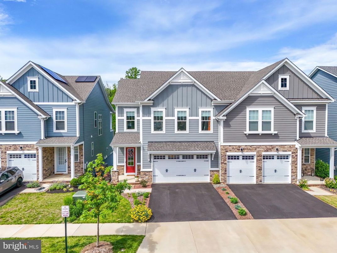 Attached, Exterior, Facade, Rowhouse