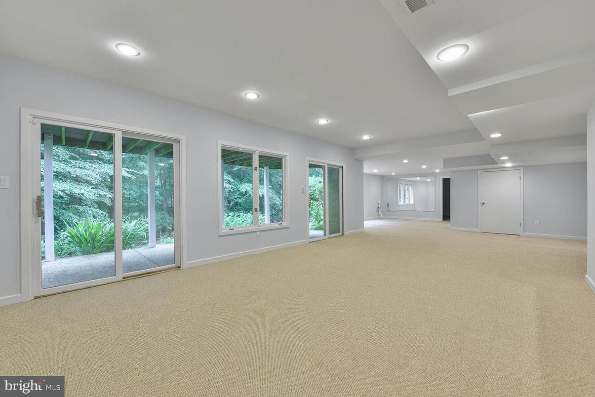Empty room, Interior, Recessed Lighting