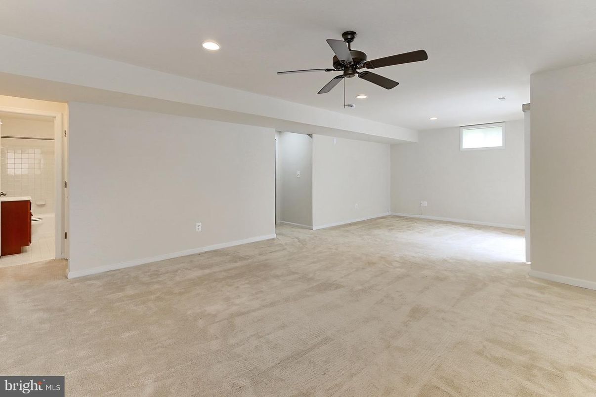 Bathroom, Empty room, Interior, Recessed Lighting