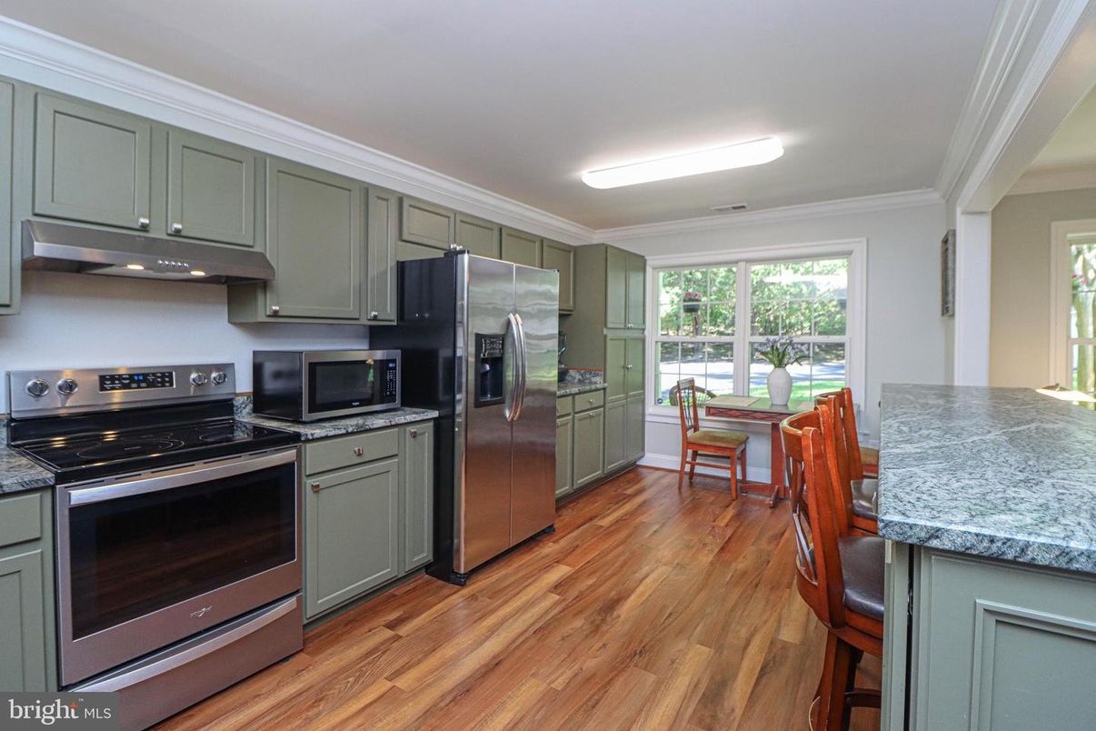 Dining room, Interior, Kitchen, Stainless Steel Appliances, Wood Texture Flooring