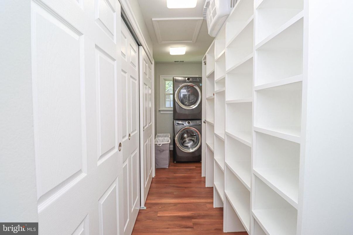 Interior, Walk-in Closets, Washer, Wood Texture Flooring