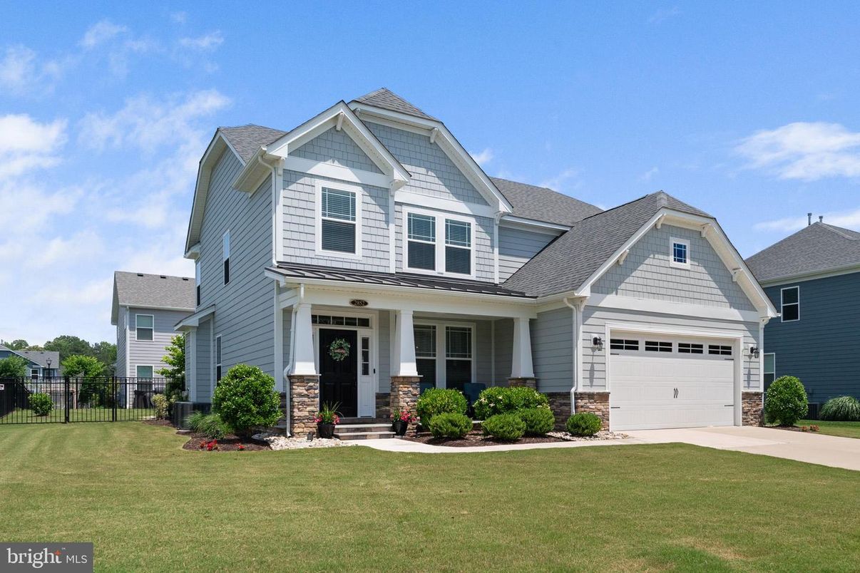 Attached, Exterior, Facade, Farmhouse