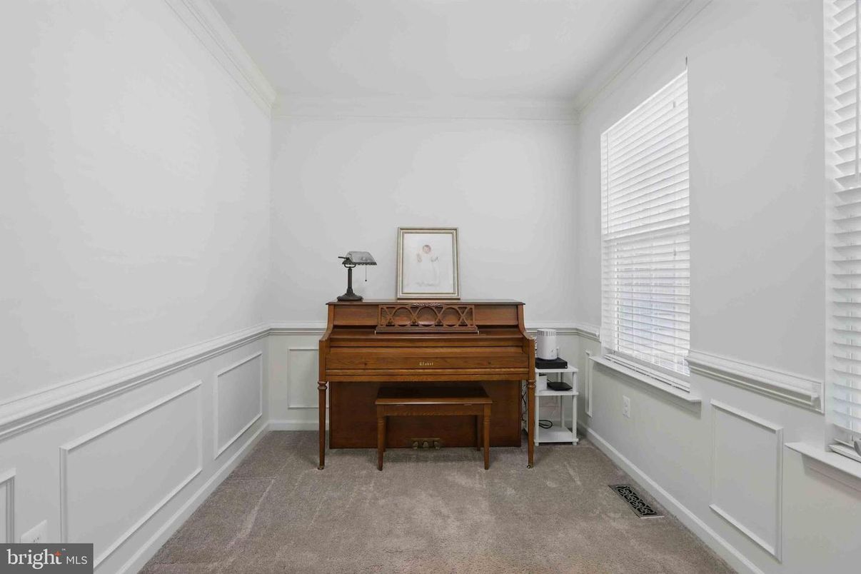 Interior, Piano