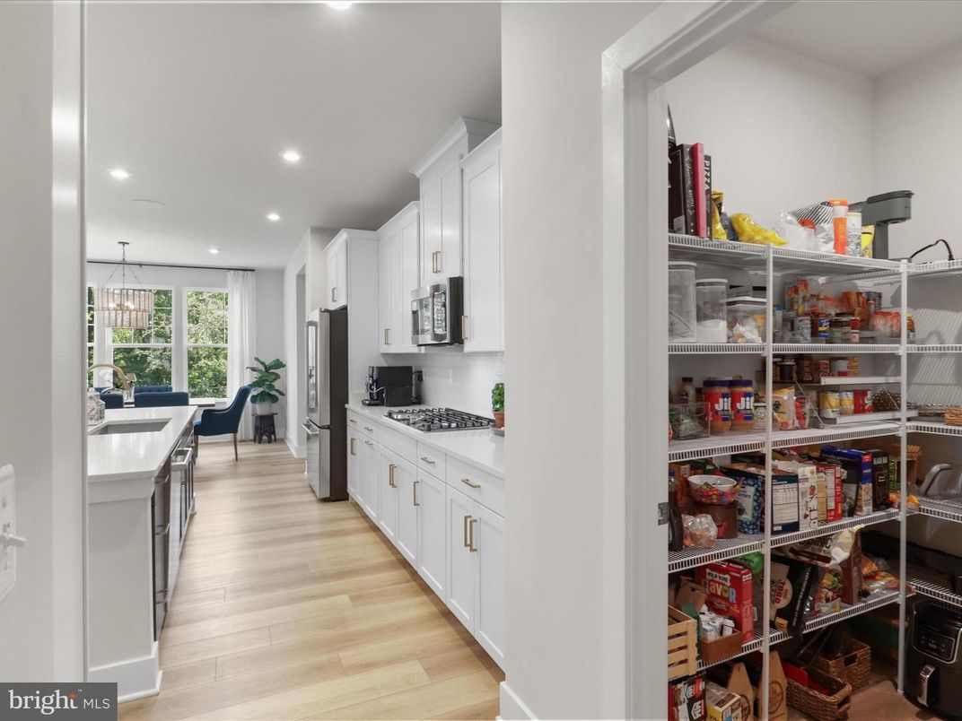 Chandelier, Dining room, Interior, Kitchen, Pendant Lights, Recessed Lighting, Wood Texture Flooring