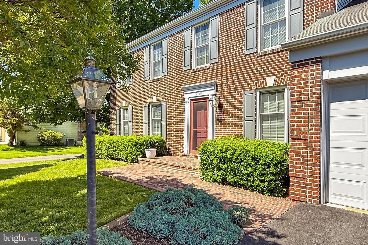 Exterior, Facade, Brick Facade, Georgian