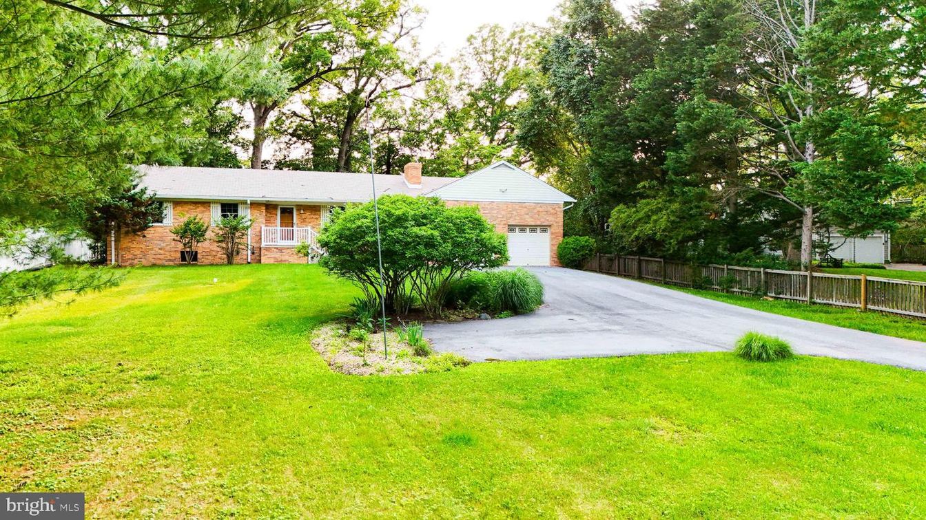 Attached, Backyard, Exterior, Facade, Brick Facade, None