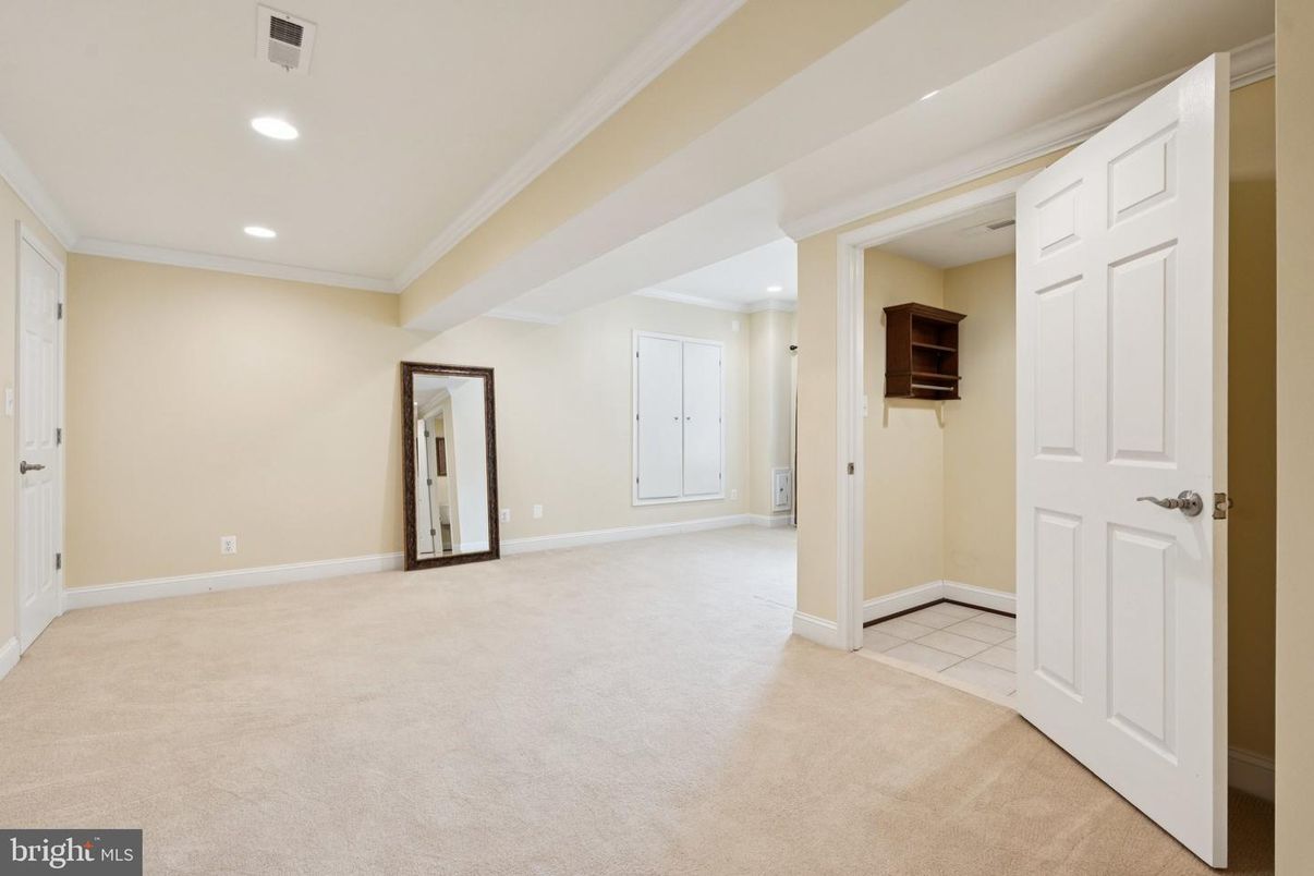 Empty room, Interior, Recessed Lighting