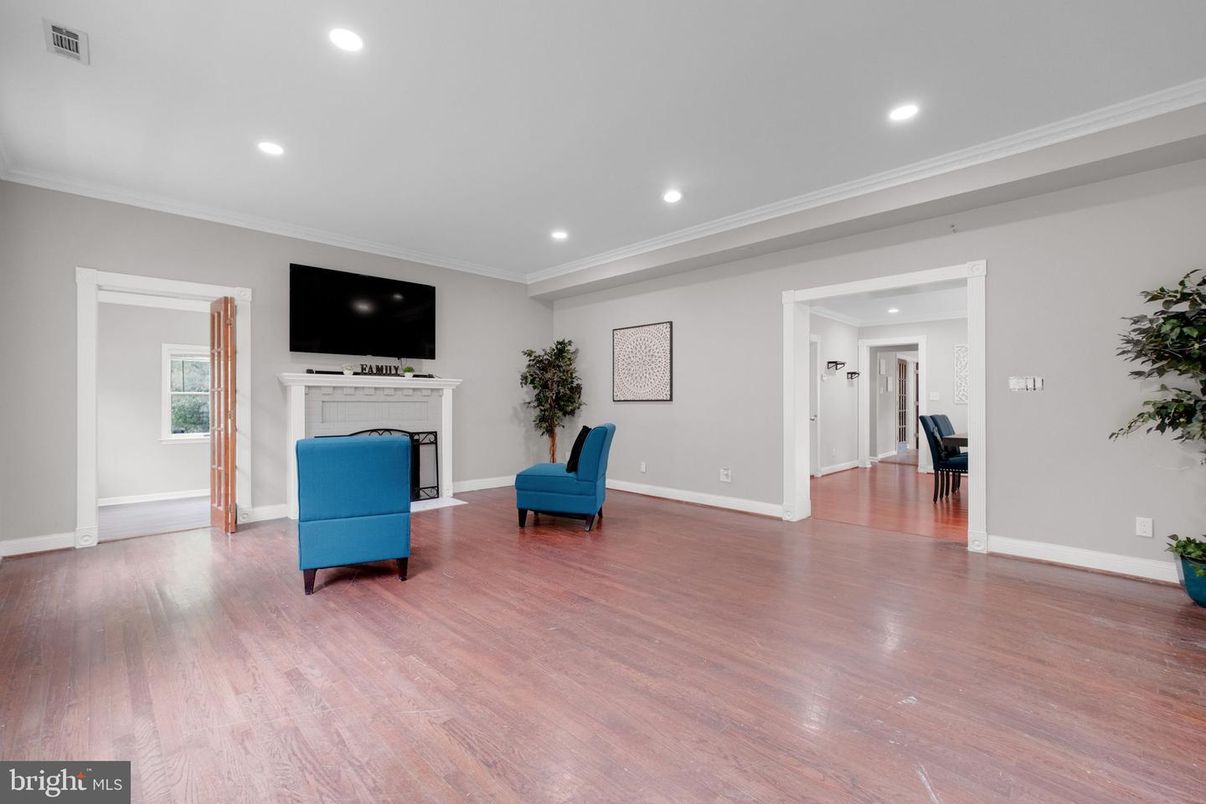 Interior, Recessed Lighting, Wood Texture Flooring