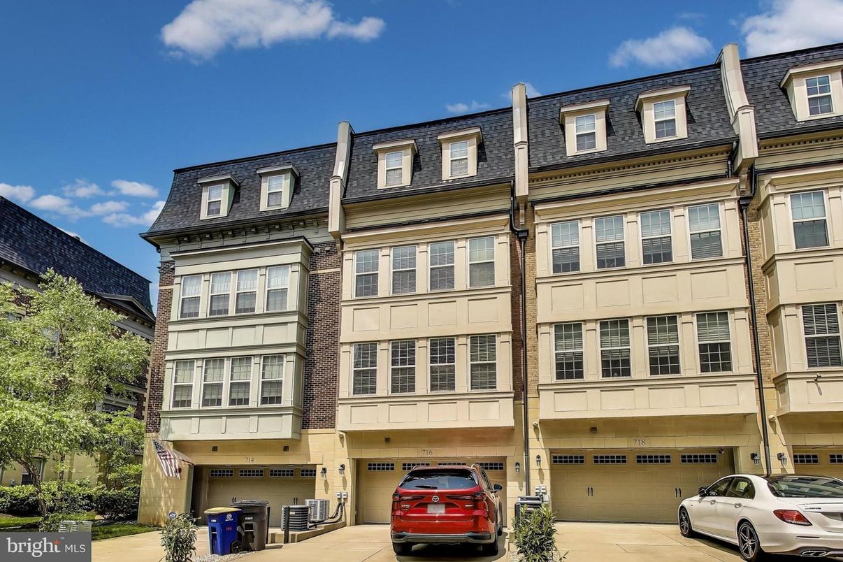 Attached, Exterior, Facade, Rowhouse