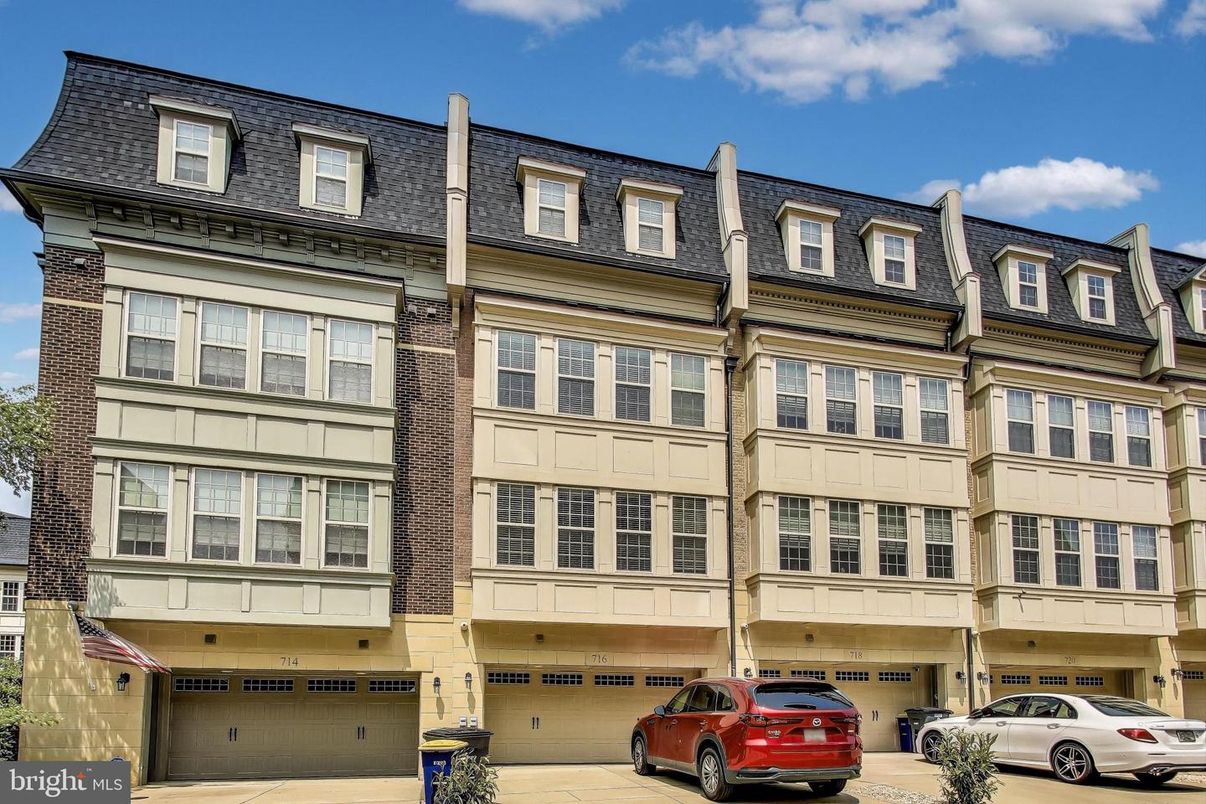 Attached, Exterior, Facade, Rowhouse