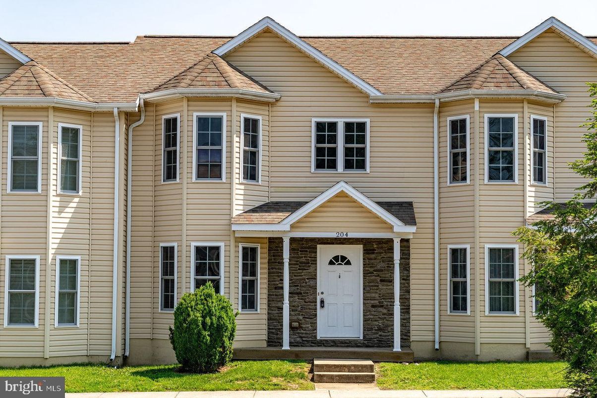 Exterior, Facade, Rowhouse