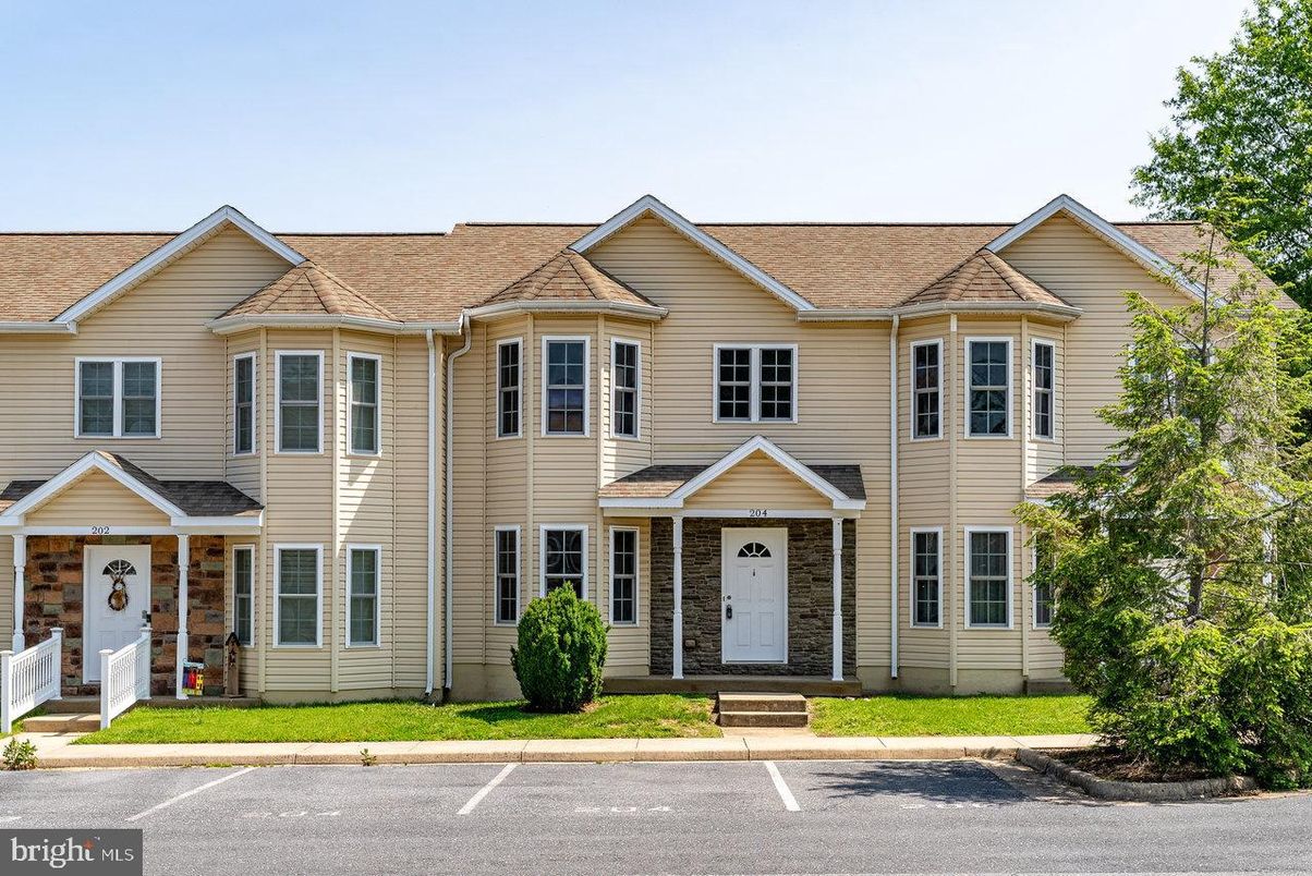 Exterior, Facade, Farmhouse