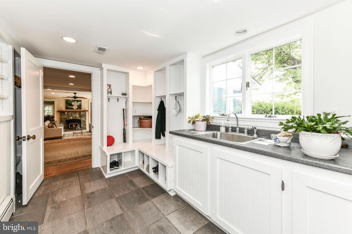 Fireplace, Interior, Kitchen, Recessed Lighting