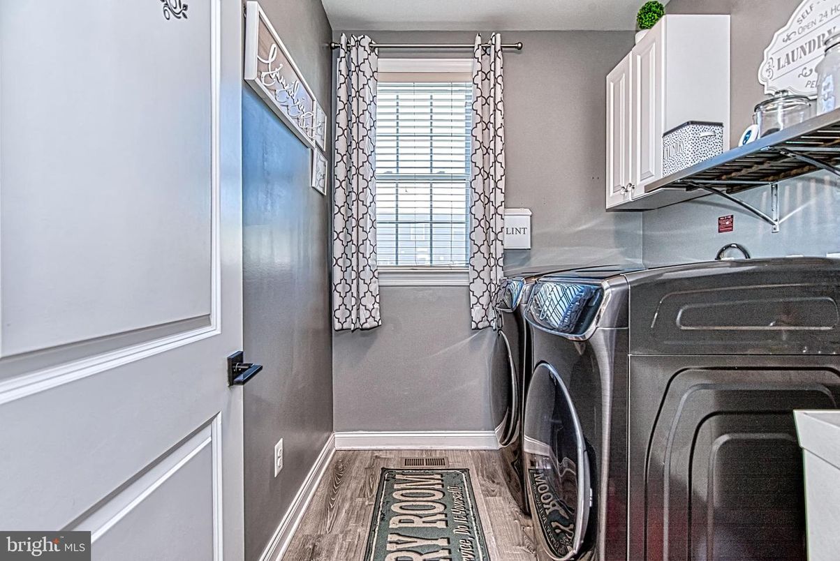 Interior, Washer, Wood Texture Flooring