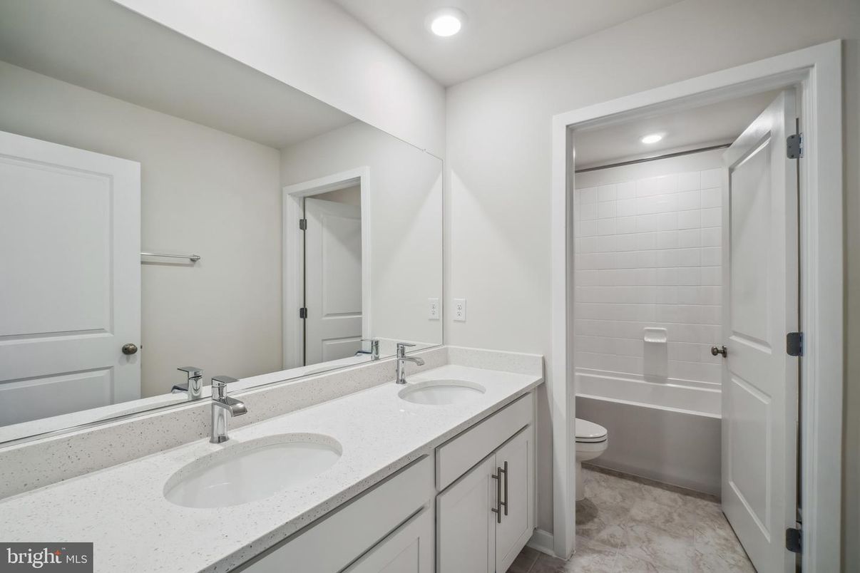 Bathroom, Dual Sink Vanities, Interior, Recessed Lighting