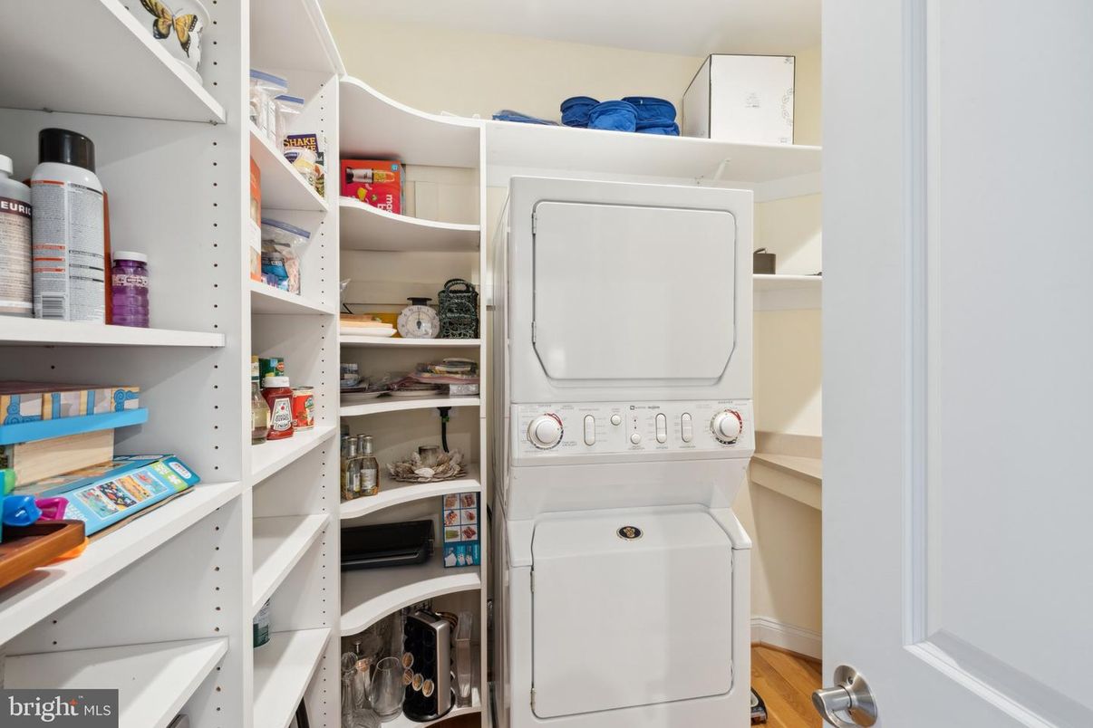 Interior, Utility Closets, Washer, Wood Texture Flooring
