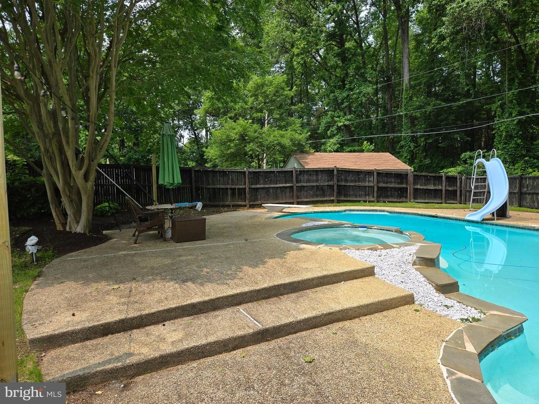 Exterior, Playground, Pool
