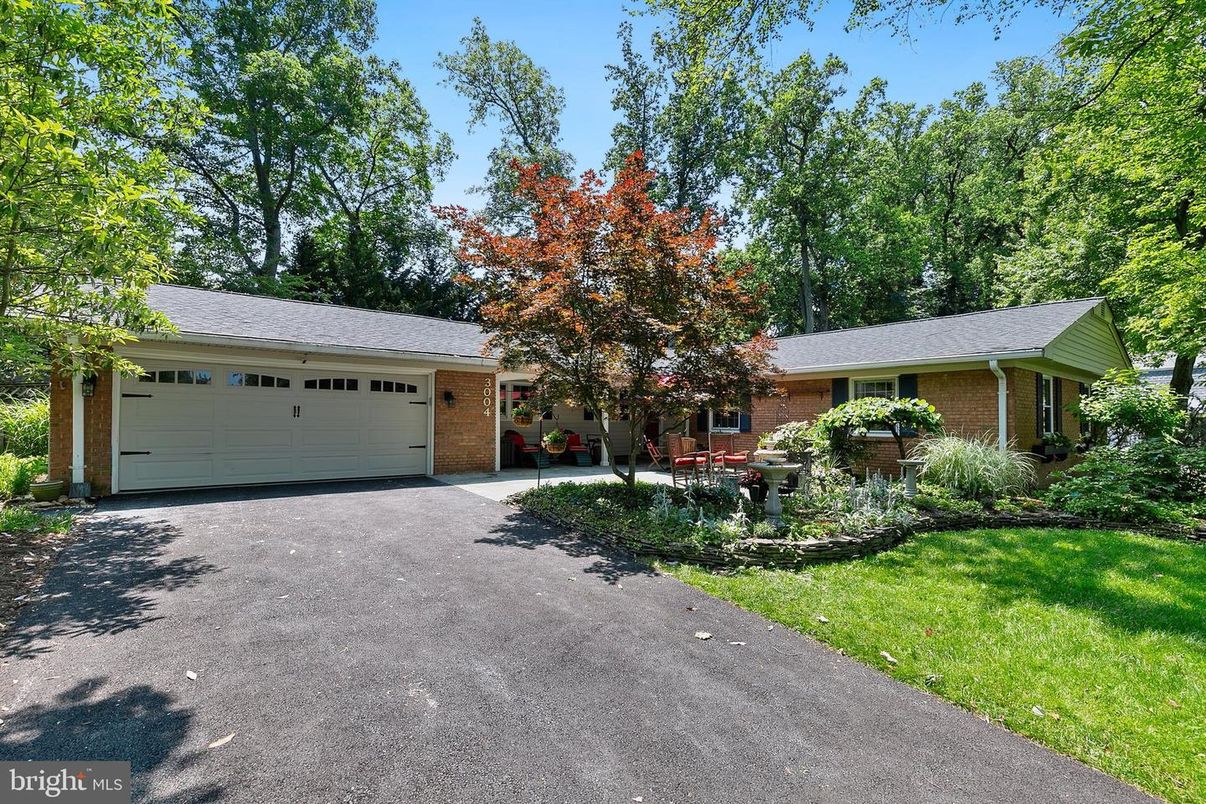 Attached, Exterior, Facade, Brick Facade, Ranch