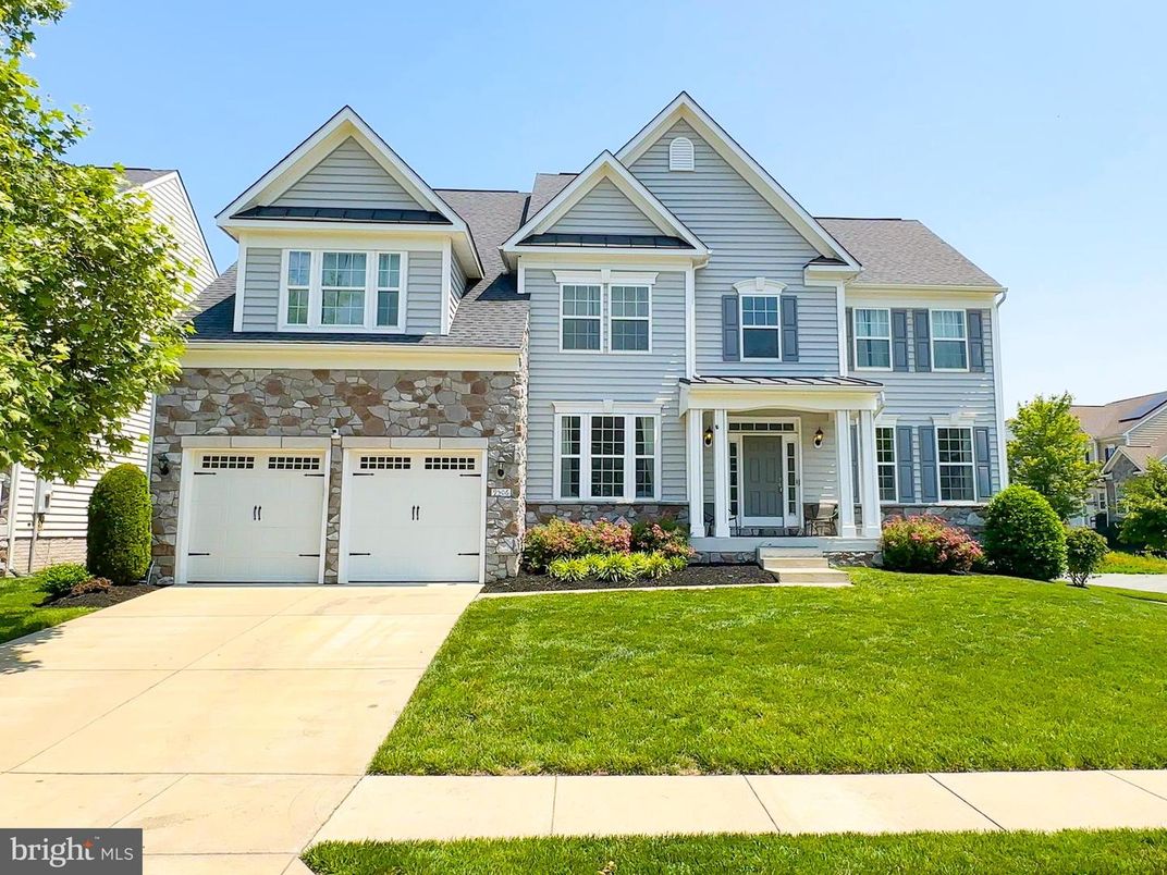 Attached, Exterior, Facade, Farmhouse