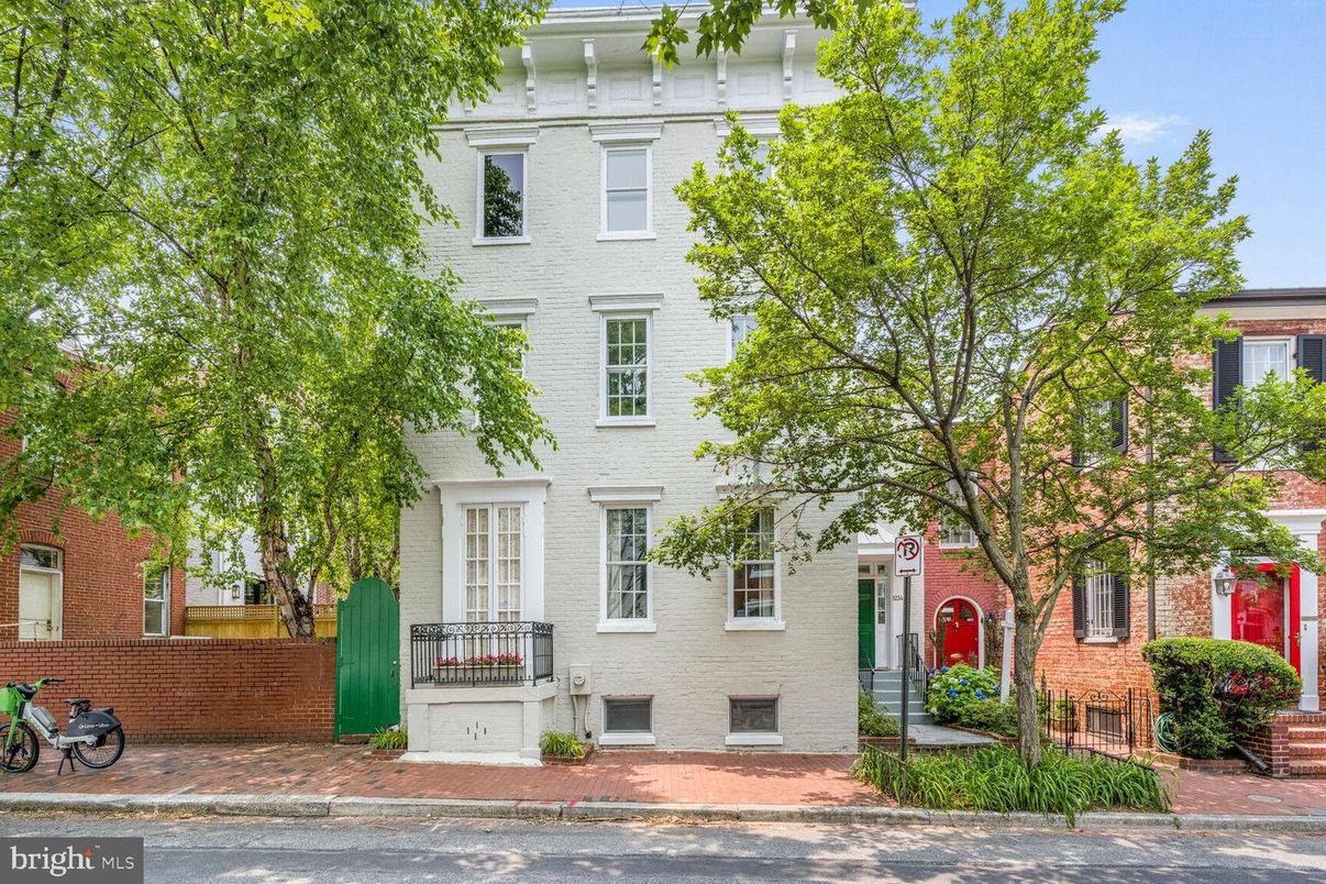 Exterior, Facade, Brick Facade, Rowhouse