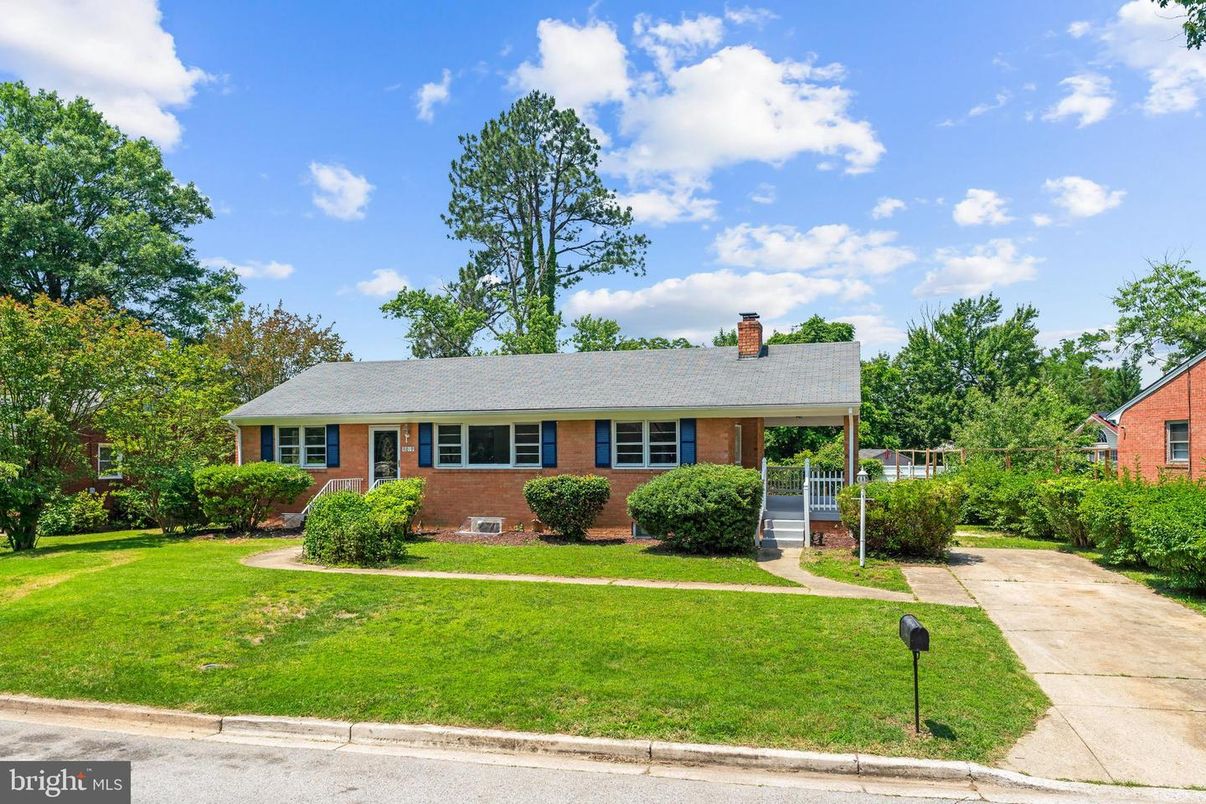 Exterior, Facade, Brick Facade, Ranch