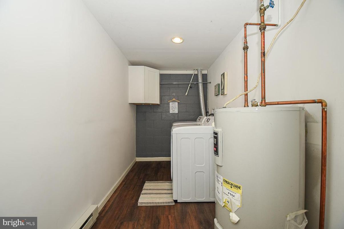 Interior, Recessed Lighting, Washer, Wood Texture Flooring