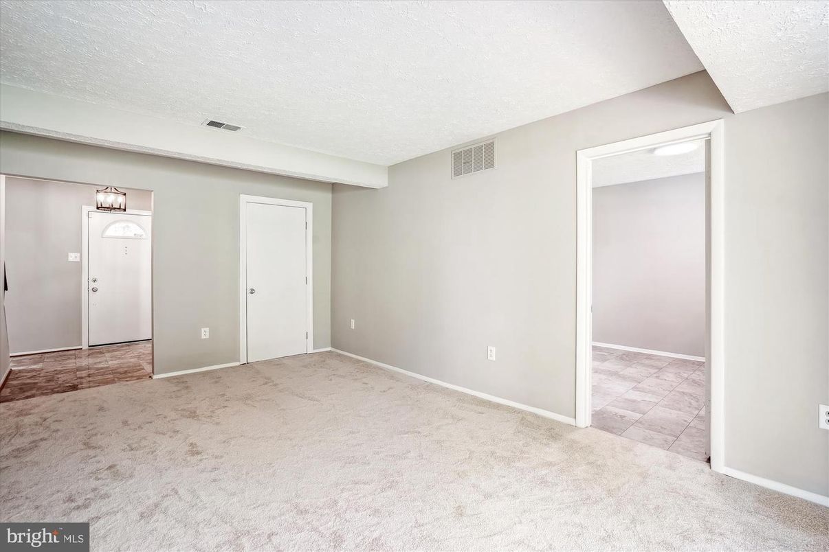 Empty room, Interior