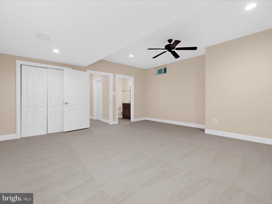 Empty room, Interior, Recessed Lighting