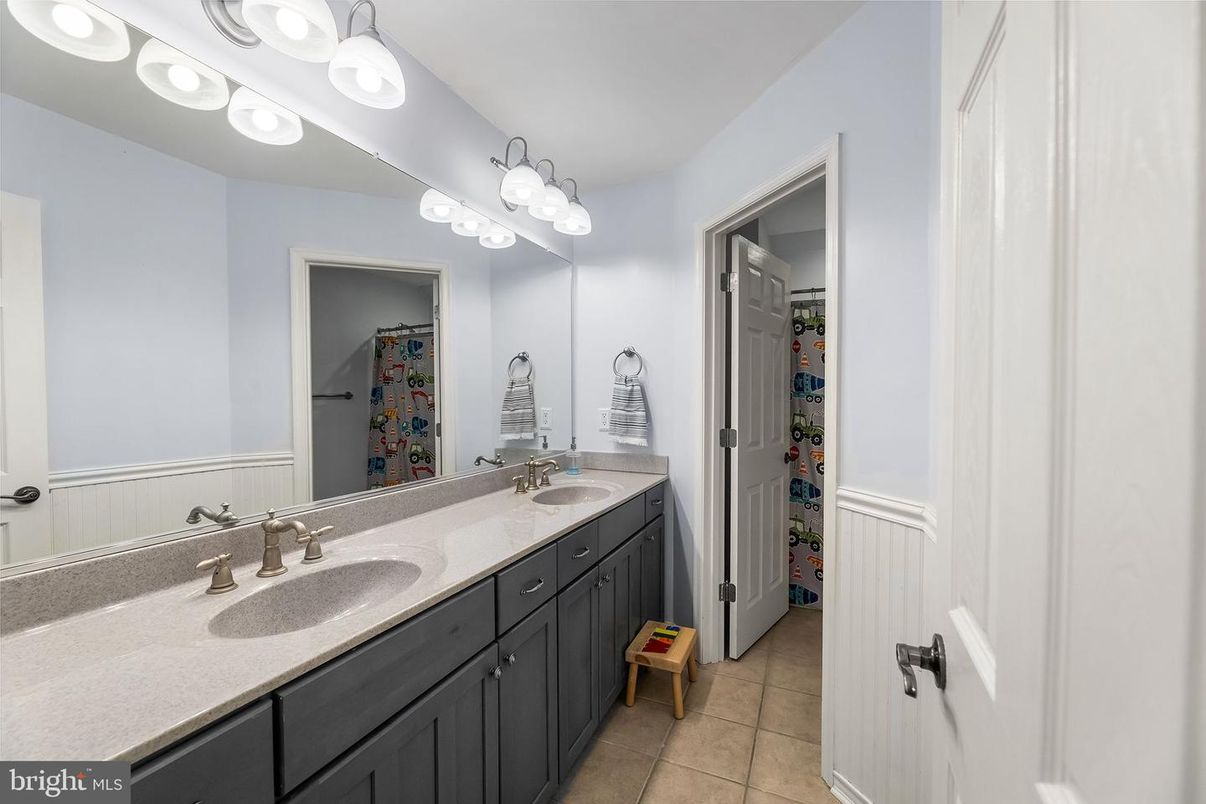 Bathroom, Dual Sink Vanities, Interior