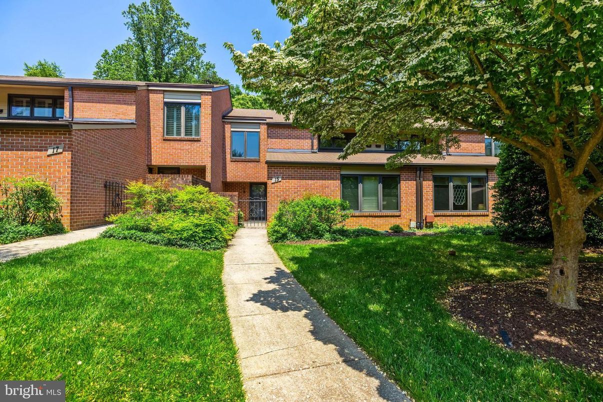 Exterior, Facade, Brick Facade, Raised Ranch
