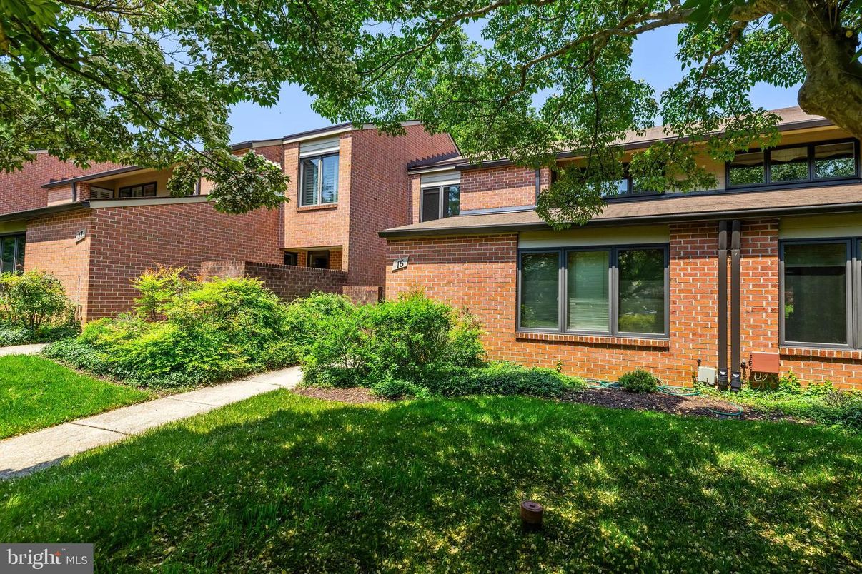 Exterior, Facade, Brick Facade, Rowhouse