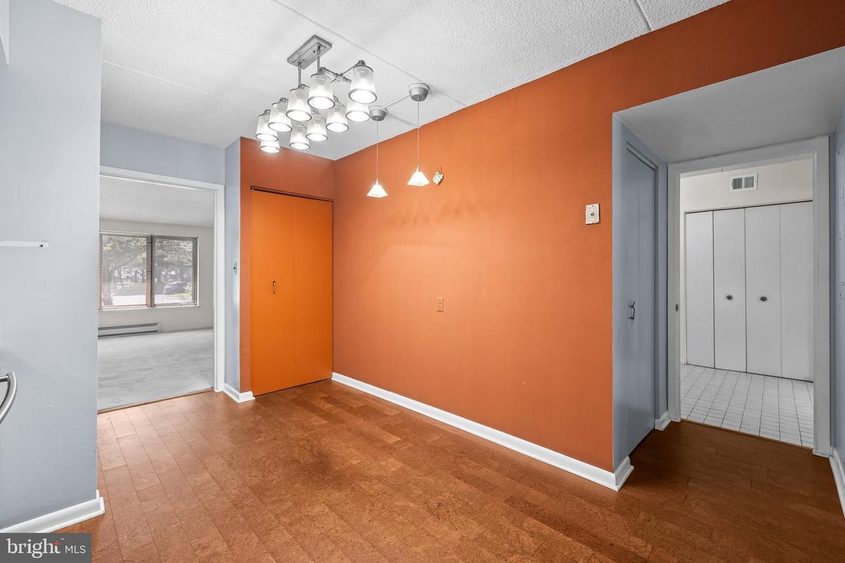 Empty room, Interior, Pendant Lights