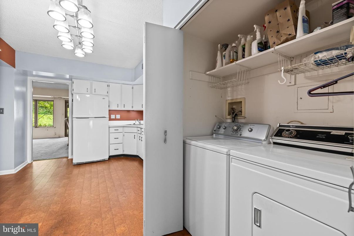 Interior, Kitchen, Utility Closets, Washer, Wood Texture Flooring