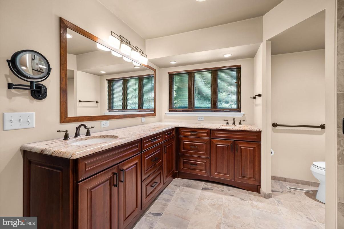 Bathroom, Dual Sink Vanities, Interior, Recessed Lighting