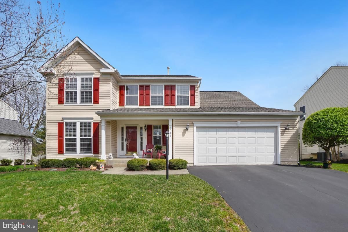Attached, Exterior, Facade, Farmhouse
