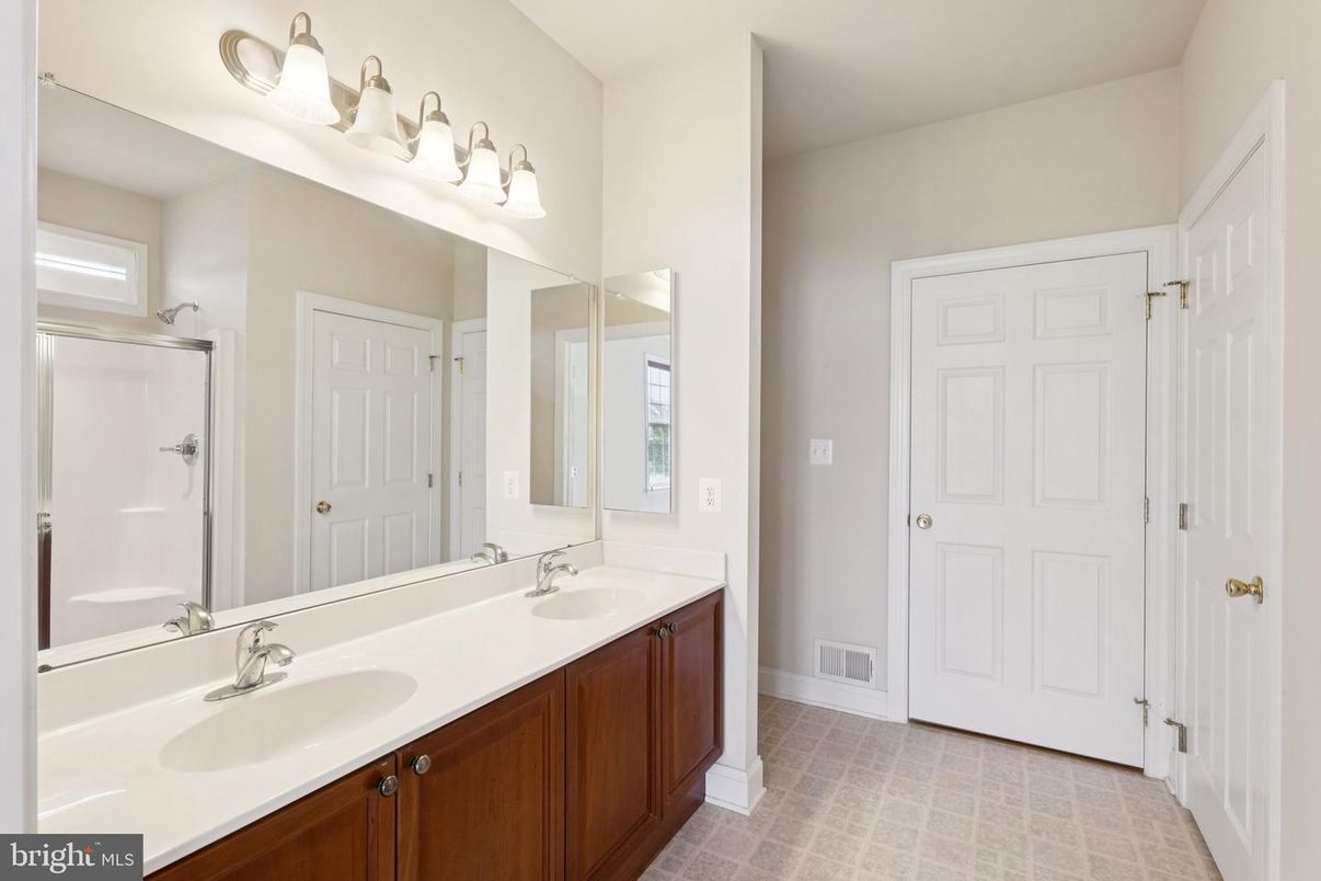 Bathroom, Dual Sink Vanities, Interior