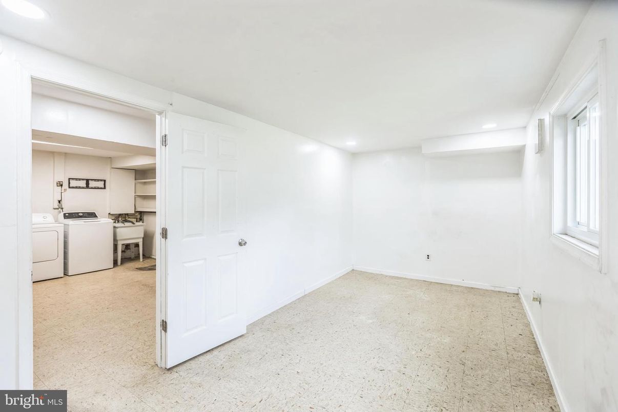 Empty room, Interior, Recessed Lighting, Washer