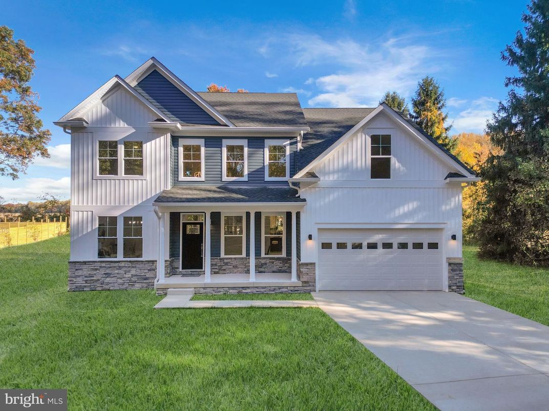 Attached, Exterior, Facade, Farmhouse