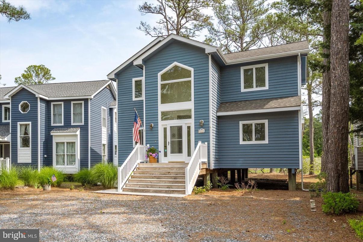 Exterior, Facade, Raised Ranch