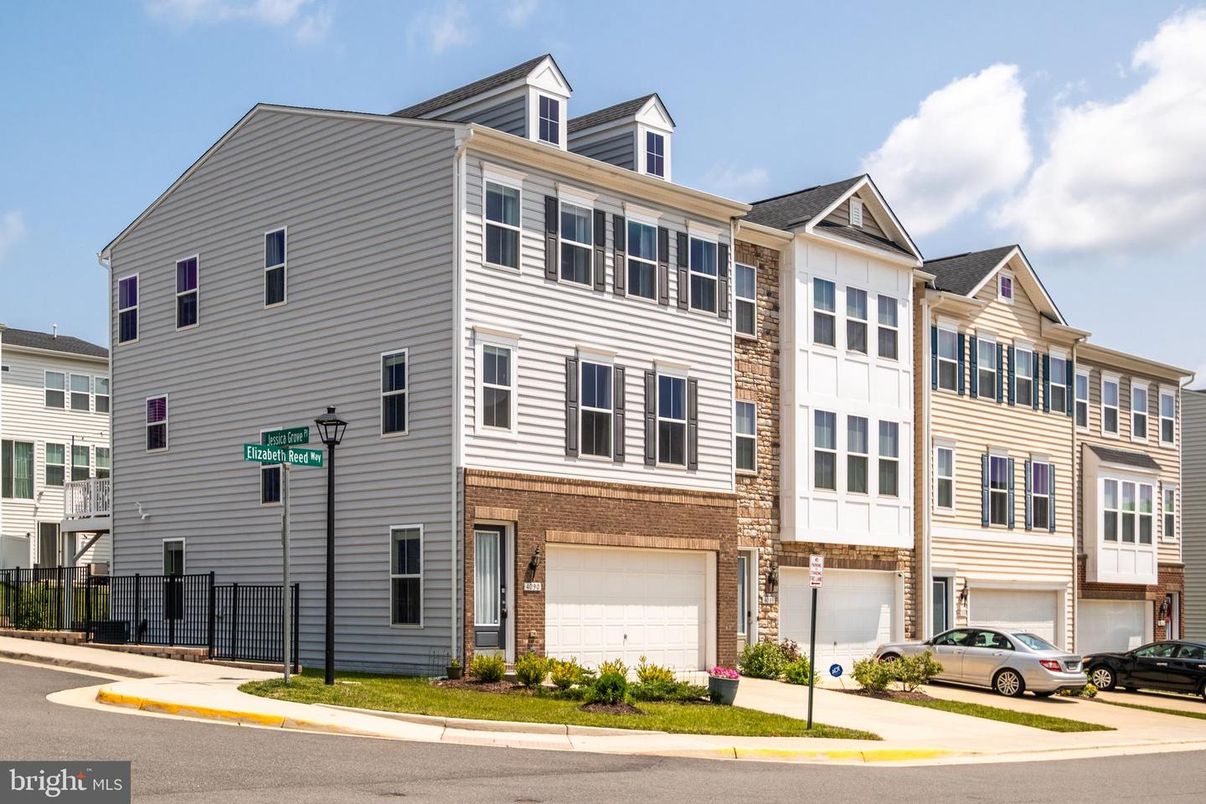 Attached, Exterior, Facade, Rowhouse