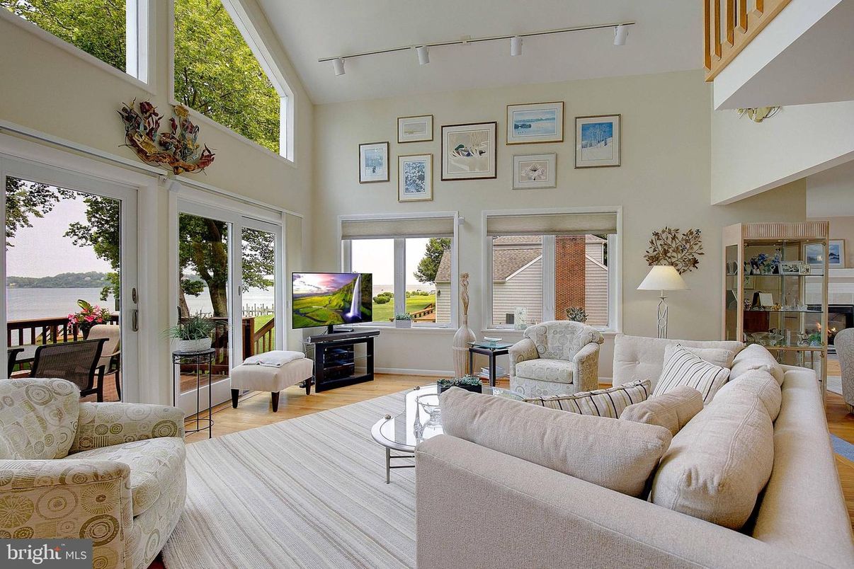 Interior, Living room, Sun Room, Water, Wood Texture Flooring